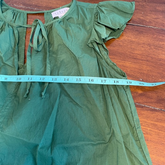 EUC velvet by Graham & Spencer Kelly green flutter sleeved top - Picture 4 of 6